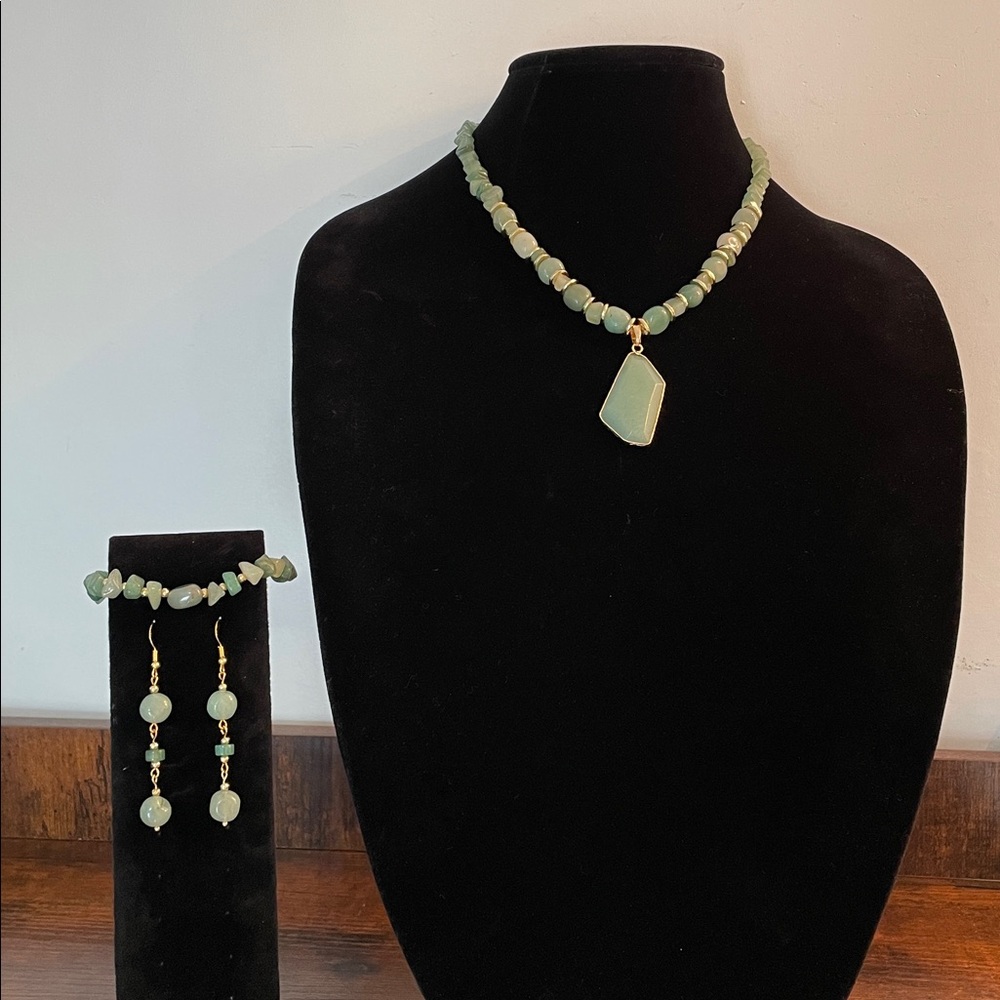 Green Aventurine Pendant and Green Aventurine and Chalcedony Bead Jewelry Set